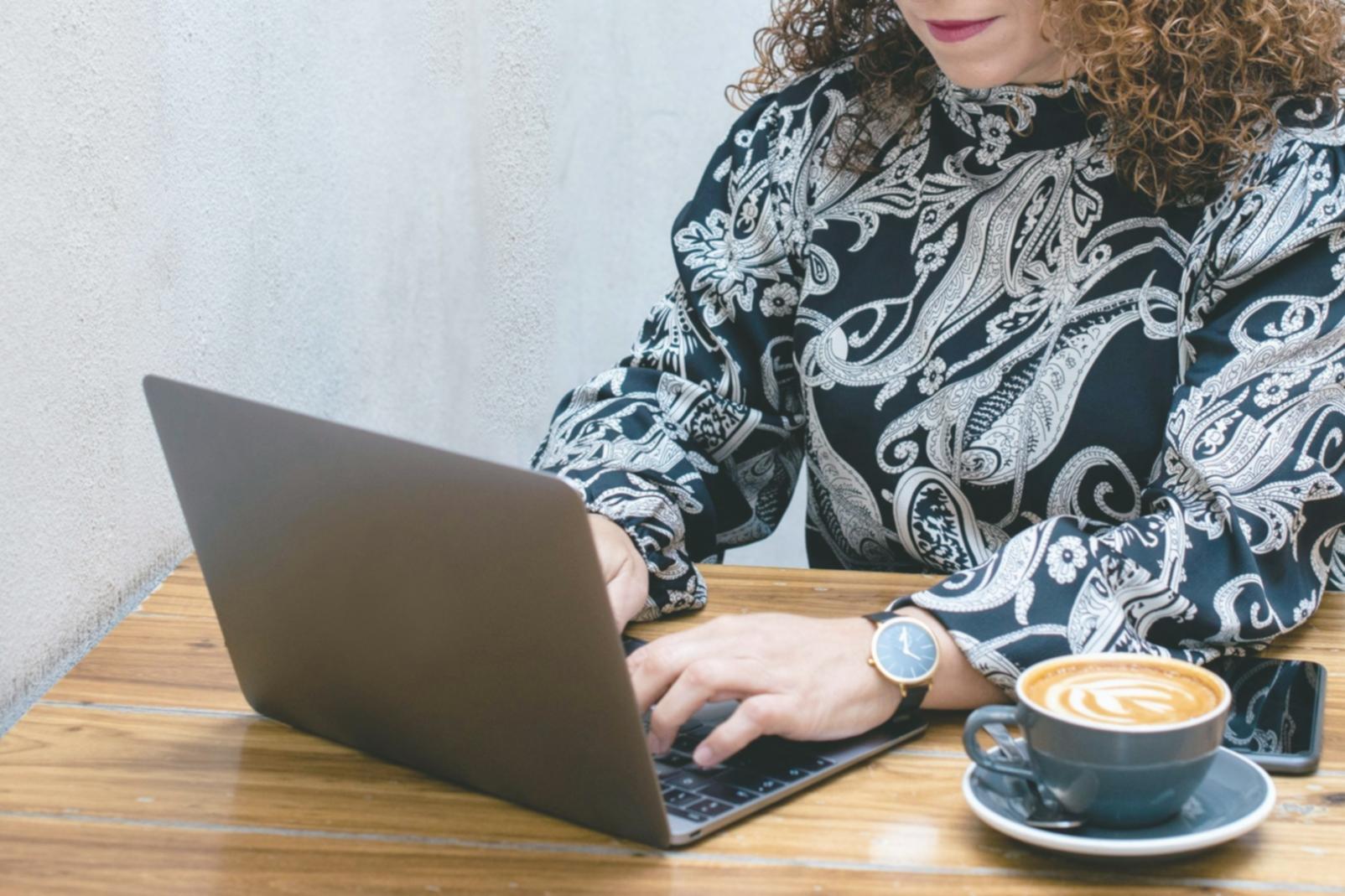 Espace de travail organisé avec documents financiers